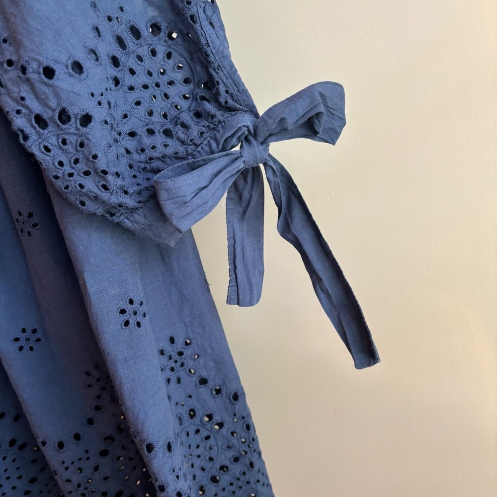 Elegant Navy Eyelet Blouse with Bow-Tie Sleeves - Picture 2 of 8